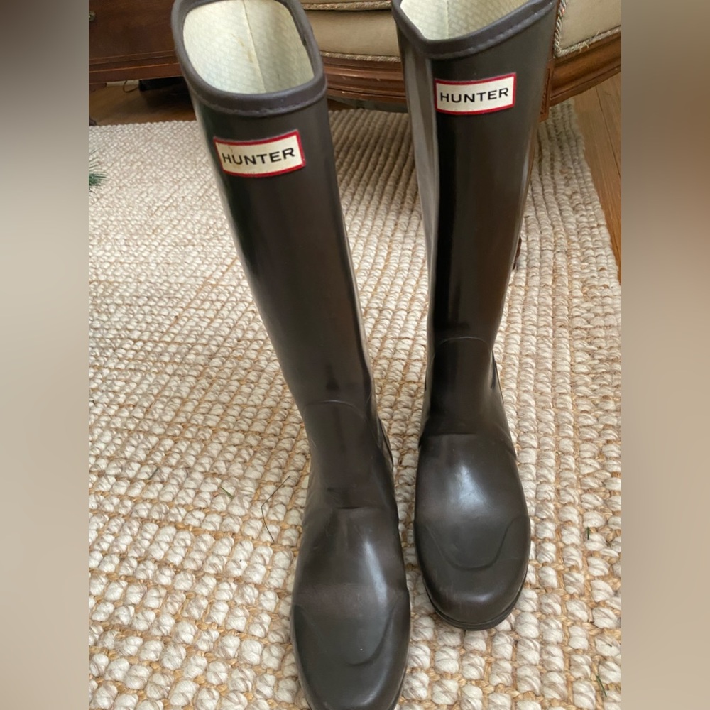 Hunter tall rain boots size 10 women’s and 9 men’s chocolate brown color in EUC